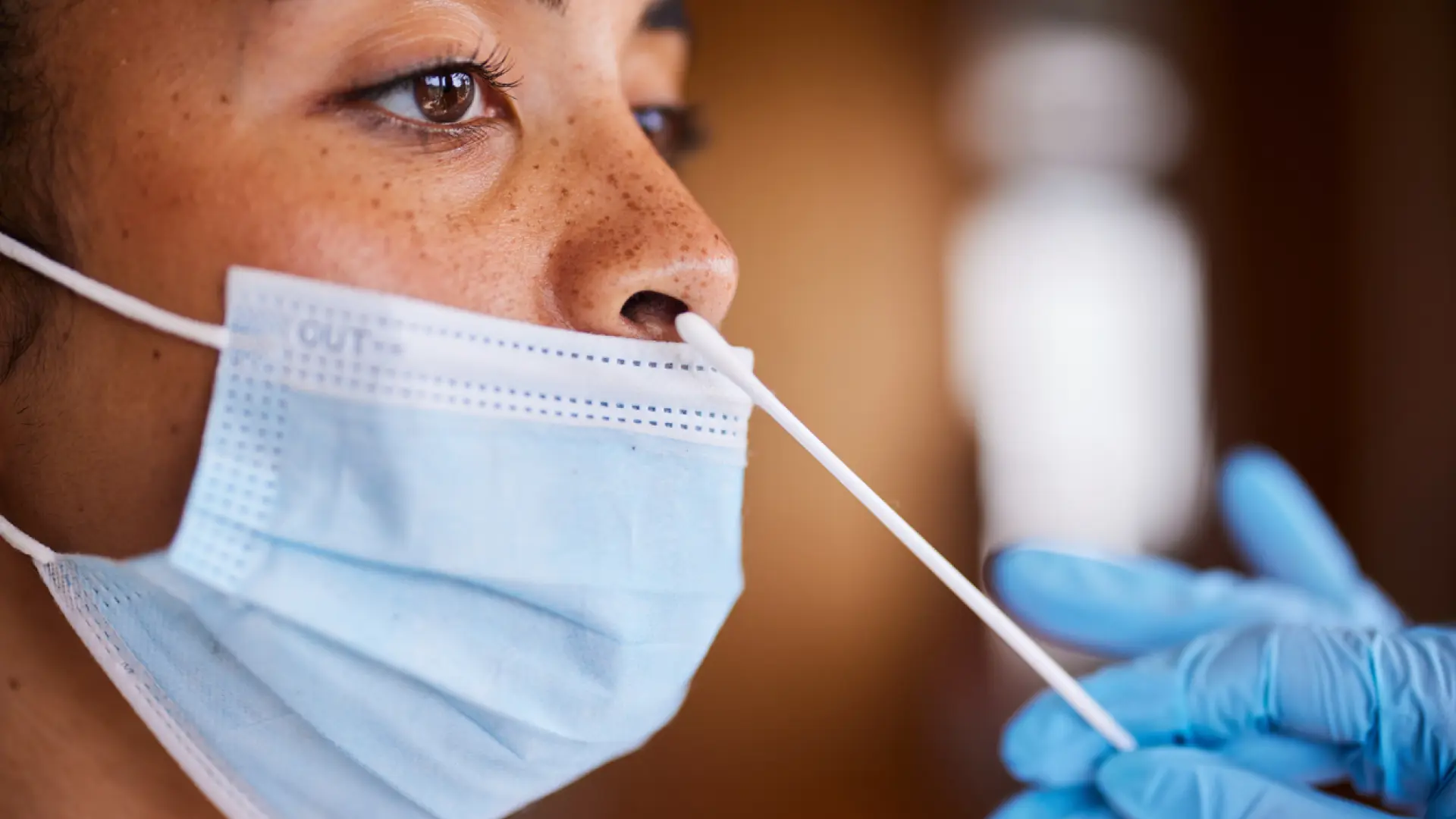 La señal clara que podría revelar que padeces la nueva variante COVID, según un médico