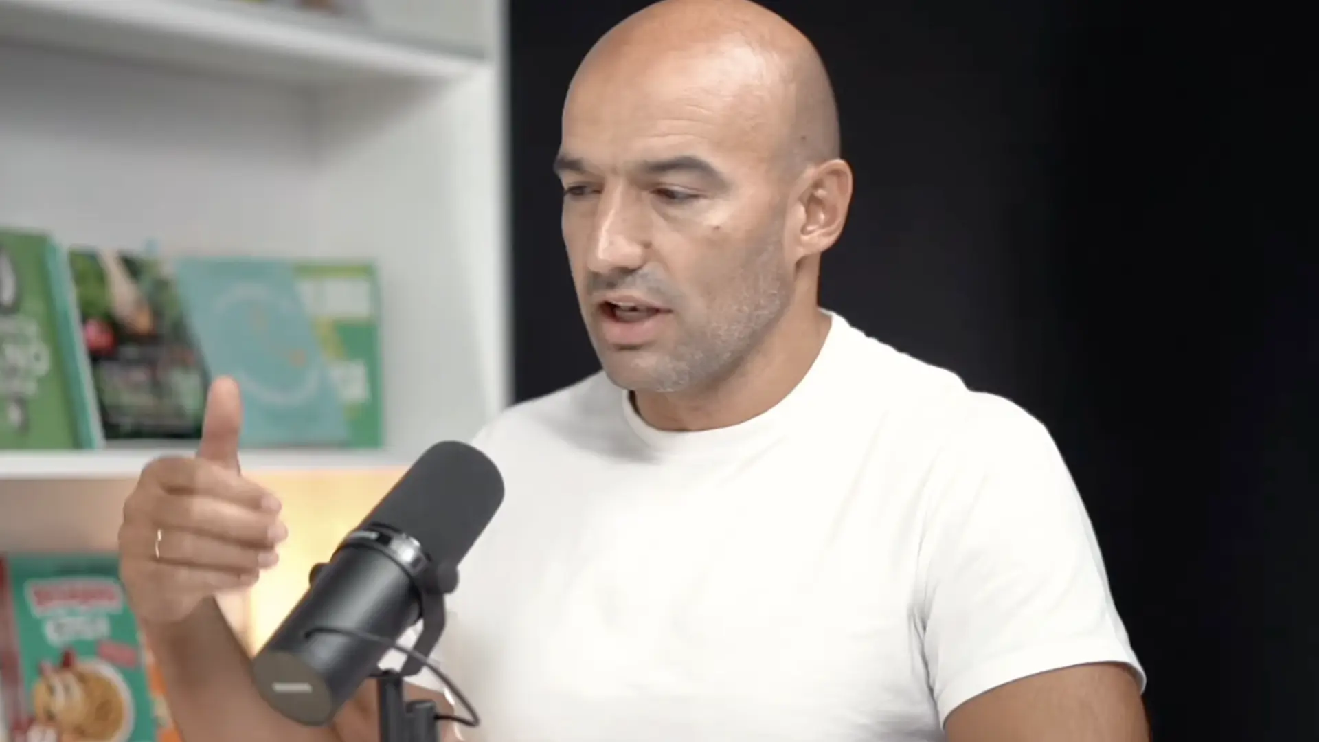 Jesús Serrano, fisioterapeuta: «Yo mismo he tenido temblores en los párpados y en la pierna izquierda cuando el estrés me supera»