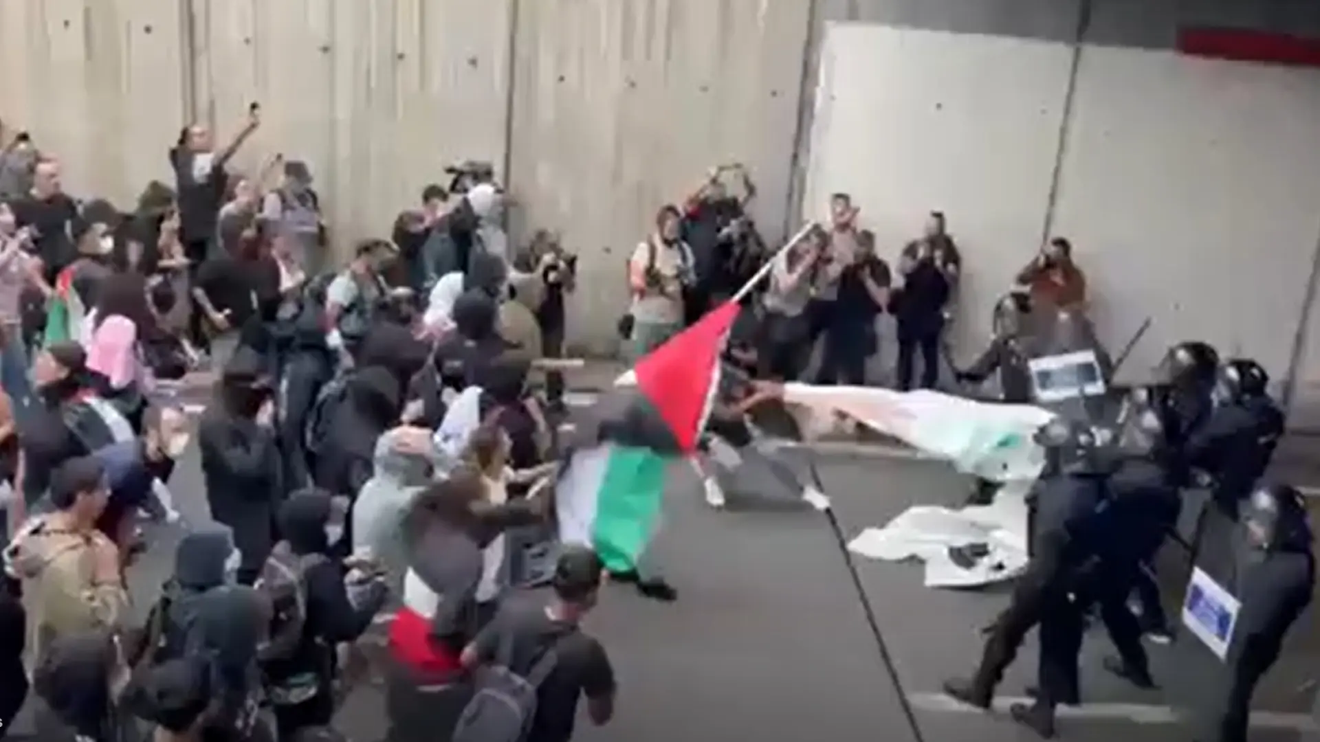 Última hora de la Flotilla, en directo | Protestas multitudinarias en España a favor de Gaza: cargas en Madrid y Barcelona, donde se ha detenido a dos personas