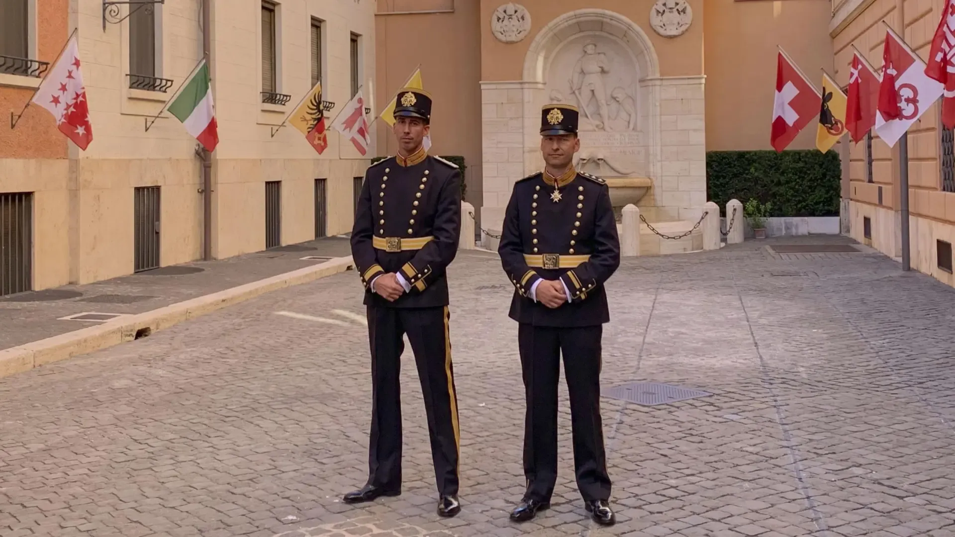La Guardia Suiza del Vaticano estrena nuevo uniforme inspirado en el que llevaban hace 500 años: «Es realmente fiel al original»