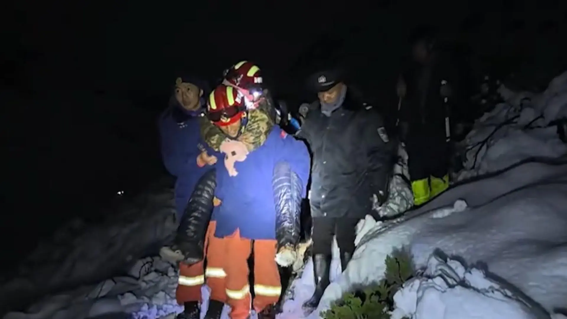 Al menos un muerto y cientos de personas atrapadas tras una tormenta en el Everest