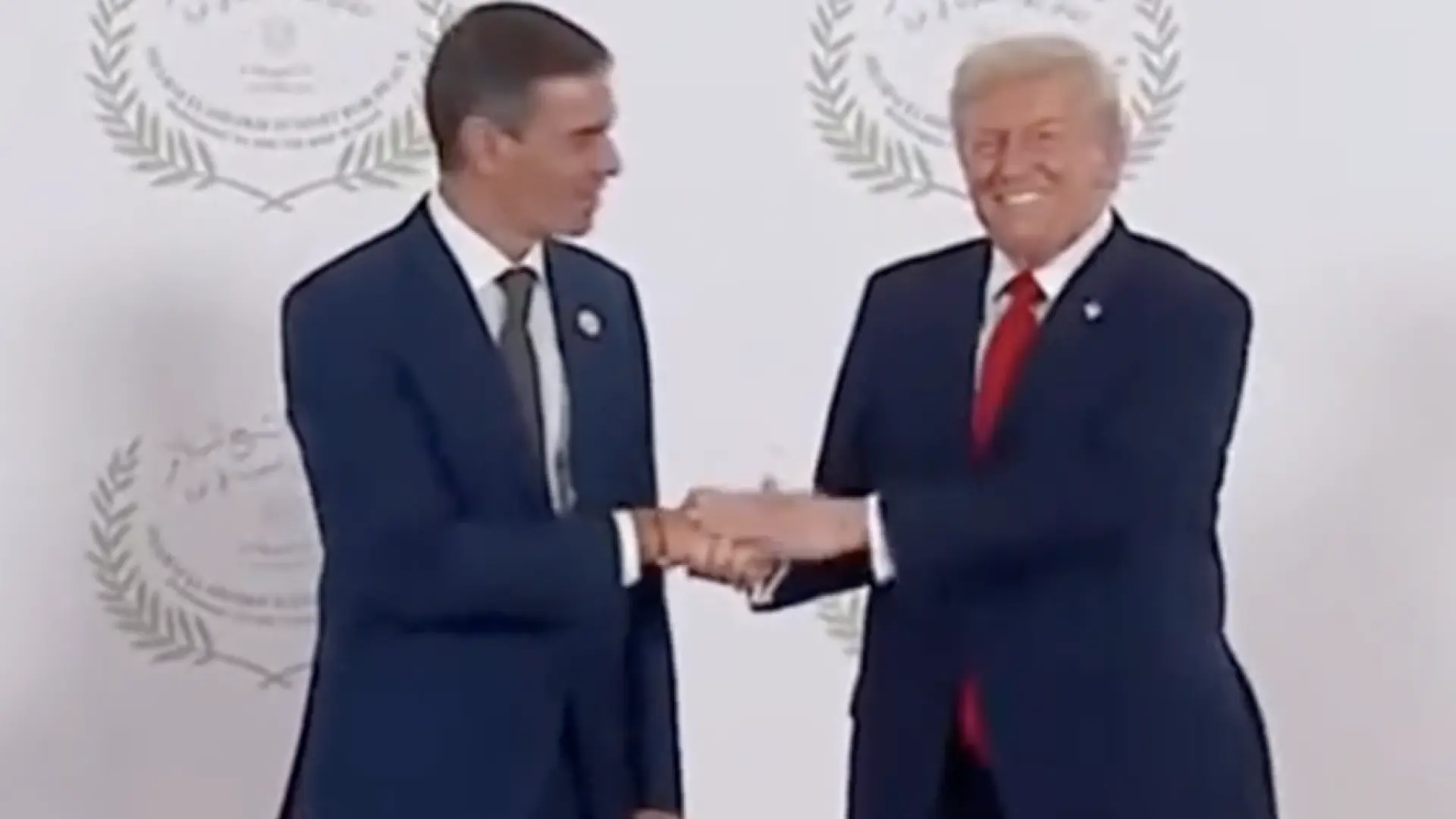 ‘Dislocación’ y ‘torno’: así interpretan los expertos el apretón dominante de Trump a Sánchez que acabó en tirón de manos