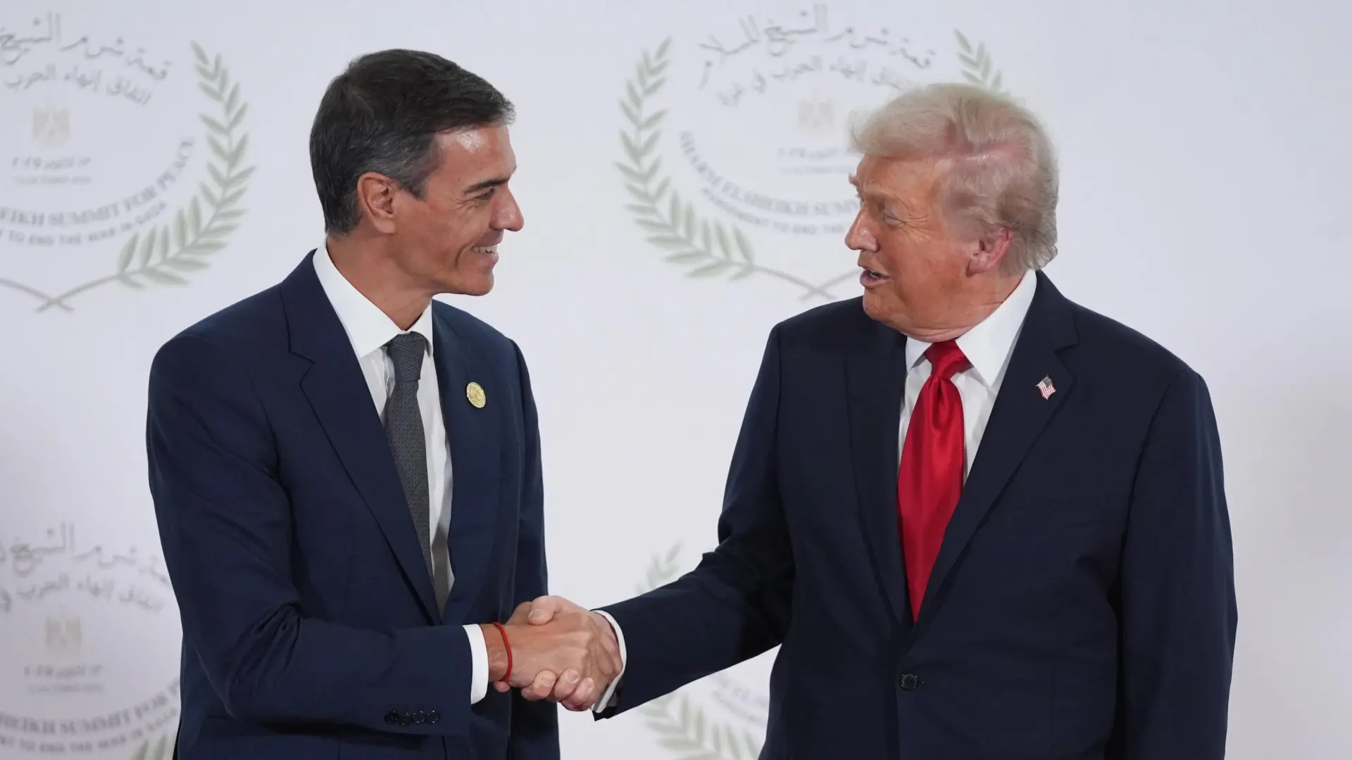 Sánchez revela lo que habló con Trump durante el saludo con 'torno y dislocación' en la cumbre de paz de Sharm al Sheij