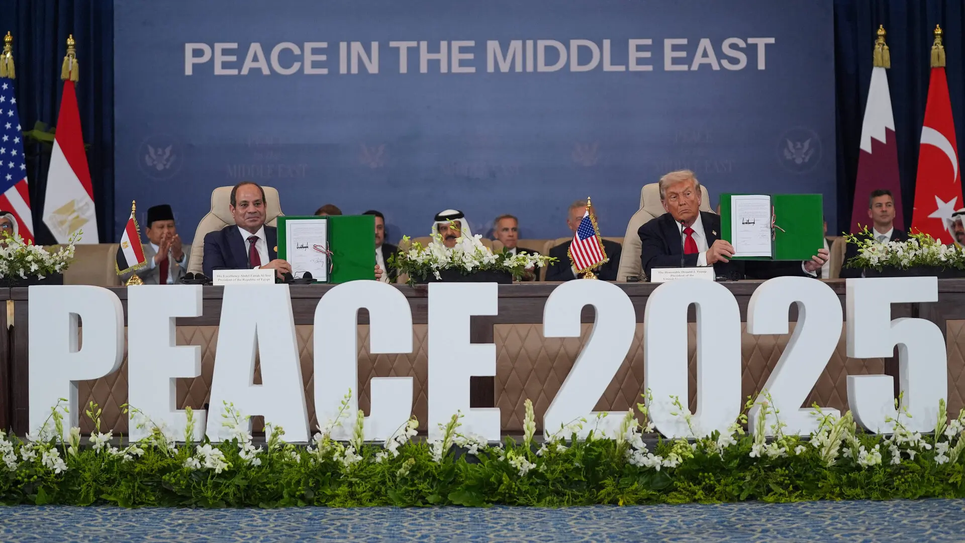 Trump protagoniza la firma de una paz sellada con el canje de rehenes por presos