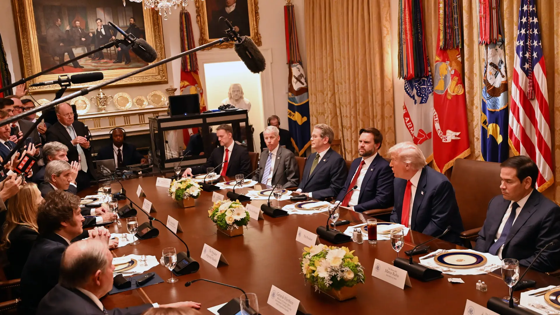 Trump 'piropea' a una periodista argentina que le felicitó por el acuerdo de paz