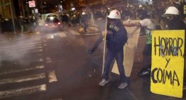 Masiva protesta deja un muerto y más de 100 heridos en Perú
