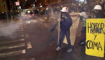 Masiva protesta deja un muerto y más de 100 heridos en Perú