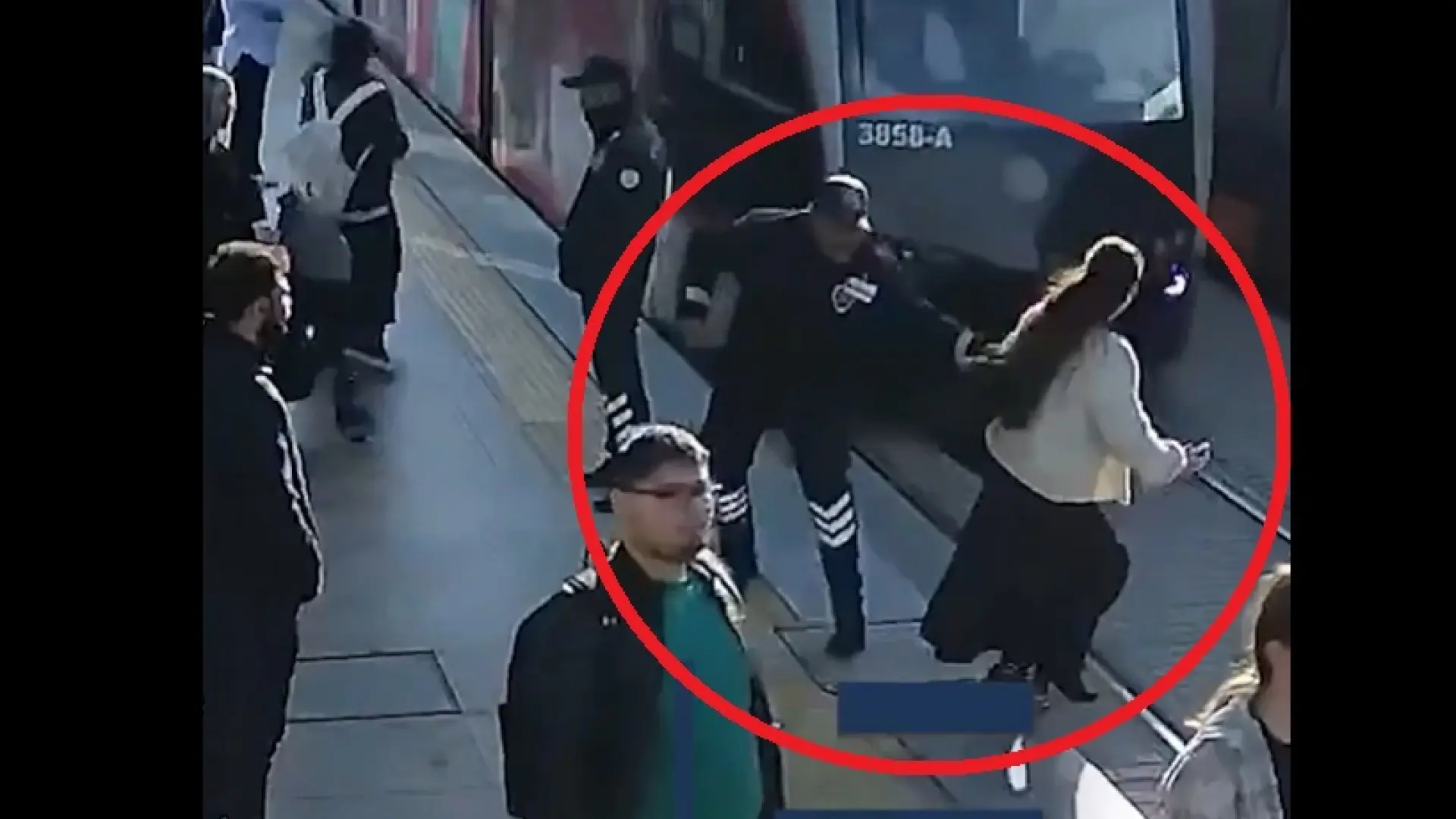 El dramático momento en el que un guardia impide que una mujer sea arrollada por un tranvía