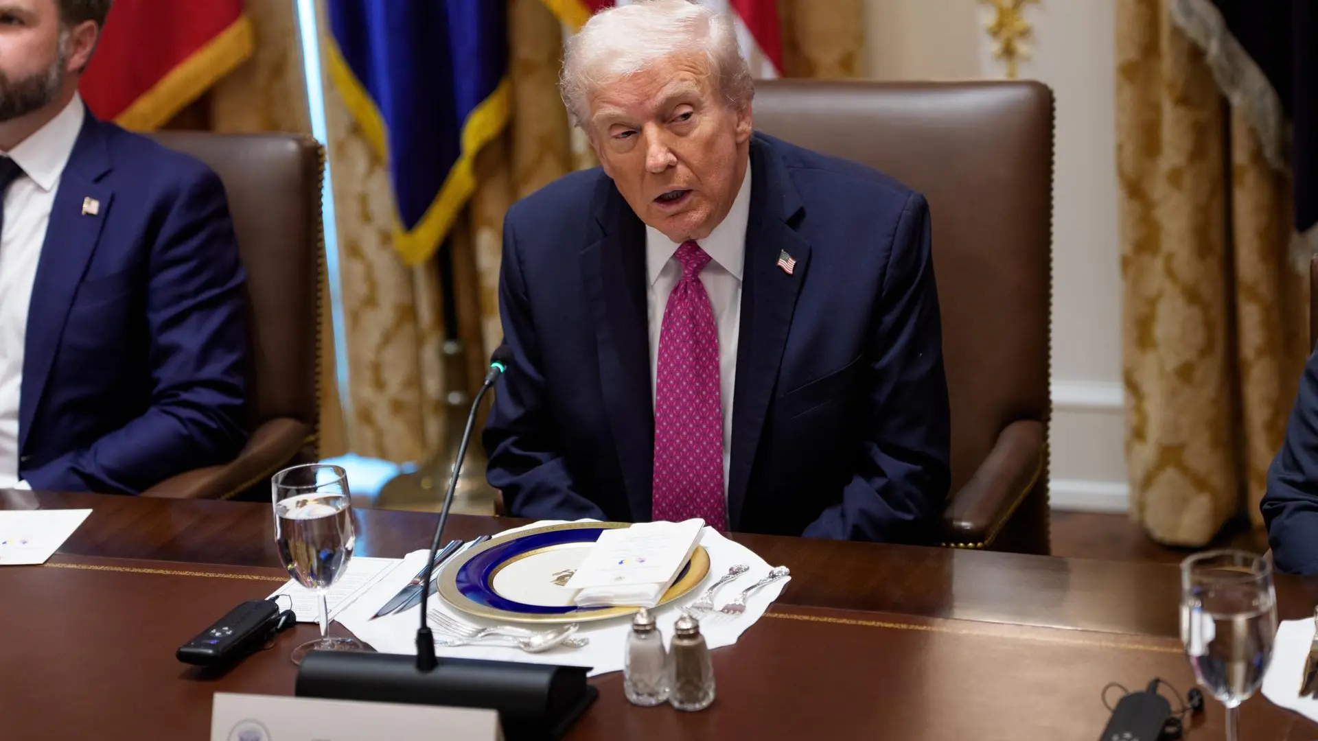 Trump suspende toda la ayuda de EEUU a Colombia tras acusar a Petro de ser un «líder del narcotráfico»