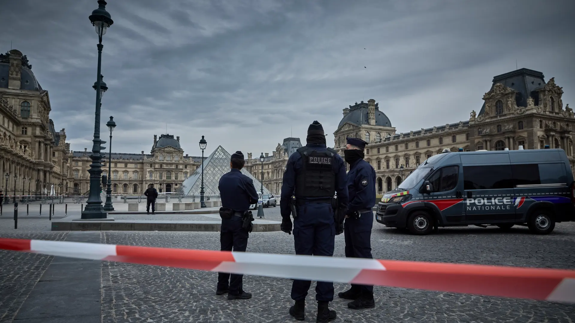 Las pistas que guÃan a la PolicÃa en el robo del Louvre: dos pelos en un casco, un agente del museo que serÃa cómplice, un chaleco… Las pistas que guÃan a la PolicÃa en el robo del Louvre: dos pelos en un casco, un agente del museo que serÃa cómplice, un chaleco…