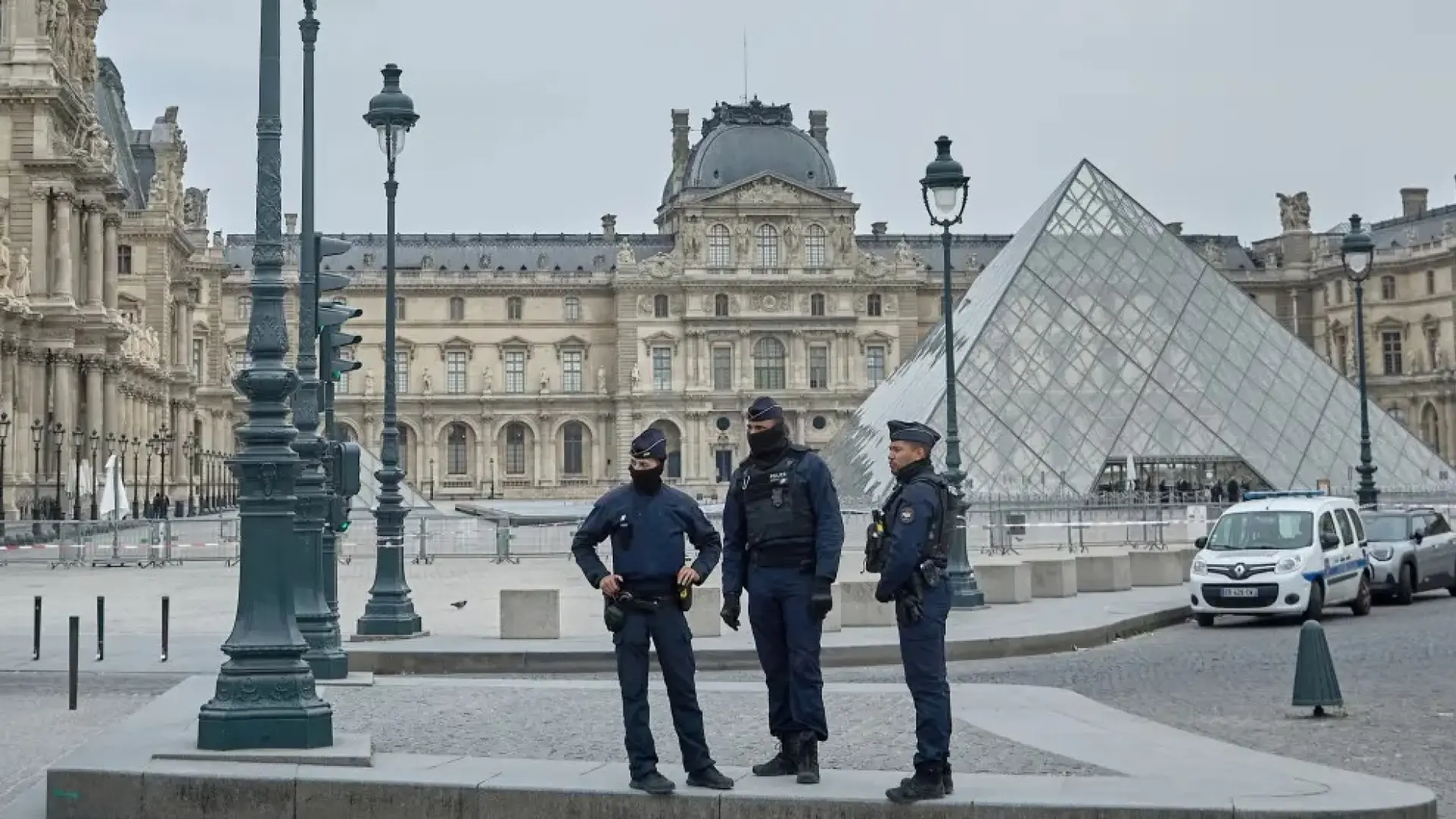 Los 'Panteras Rosas', un cómplice interno o un encargo de un coleccionista… Las teorías detrás del 'robo del siglo' en el Louvre