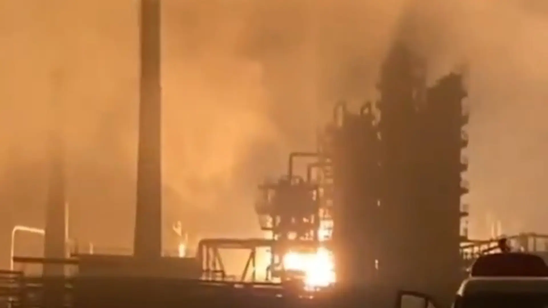 Ucrania lanza un ataque masivo con drones contra Rusia, con explosiones en refinerías y fábricas de armamento