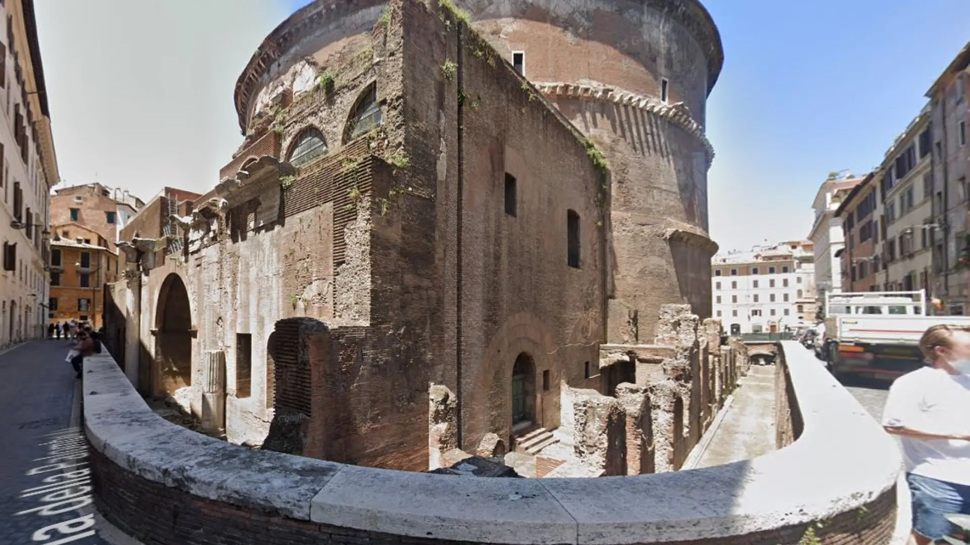 Muere un turista japonés de 70 años al caer desde lo alto del muro que rodea el Panteón de Roma Muere un turista japonés de 70 años al caer desde lo alto del muro que rodea el Panteón de Roma