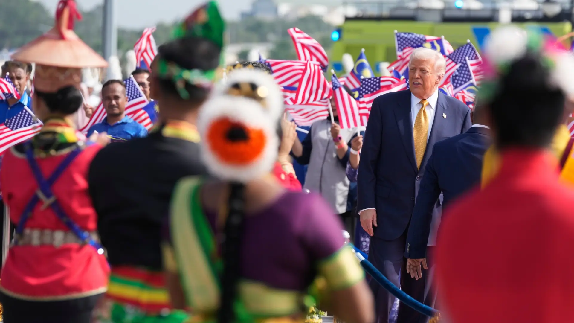 Trump inicia su viaje a Japón tras firmar acuerdos comerciales y de paz en Malasia Trump inicia su viaje a Japón tras firmar acuerdos comerciales y de paz en Malasia