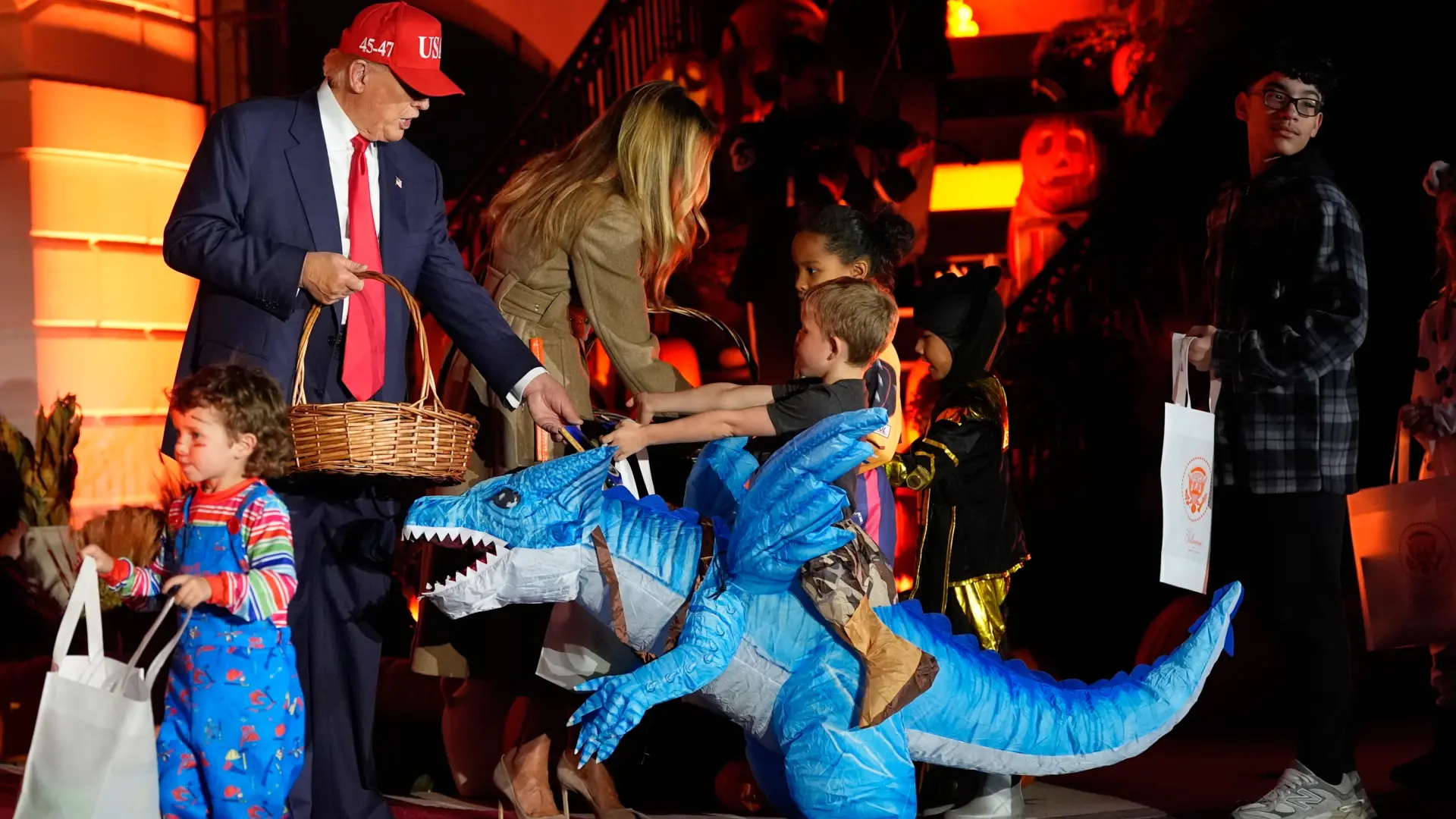 Trump y Melania se convierten en anfitriones del Halloween y entregan dulces a decenas de niños disfrazados en la Casa Blanca Trump y Melania se convierten en anfitriones del Halloween y entregan dulces a decenas de niños disfrazados en la Casa Blanca