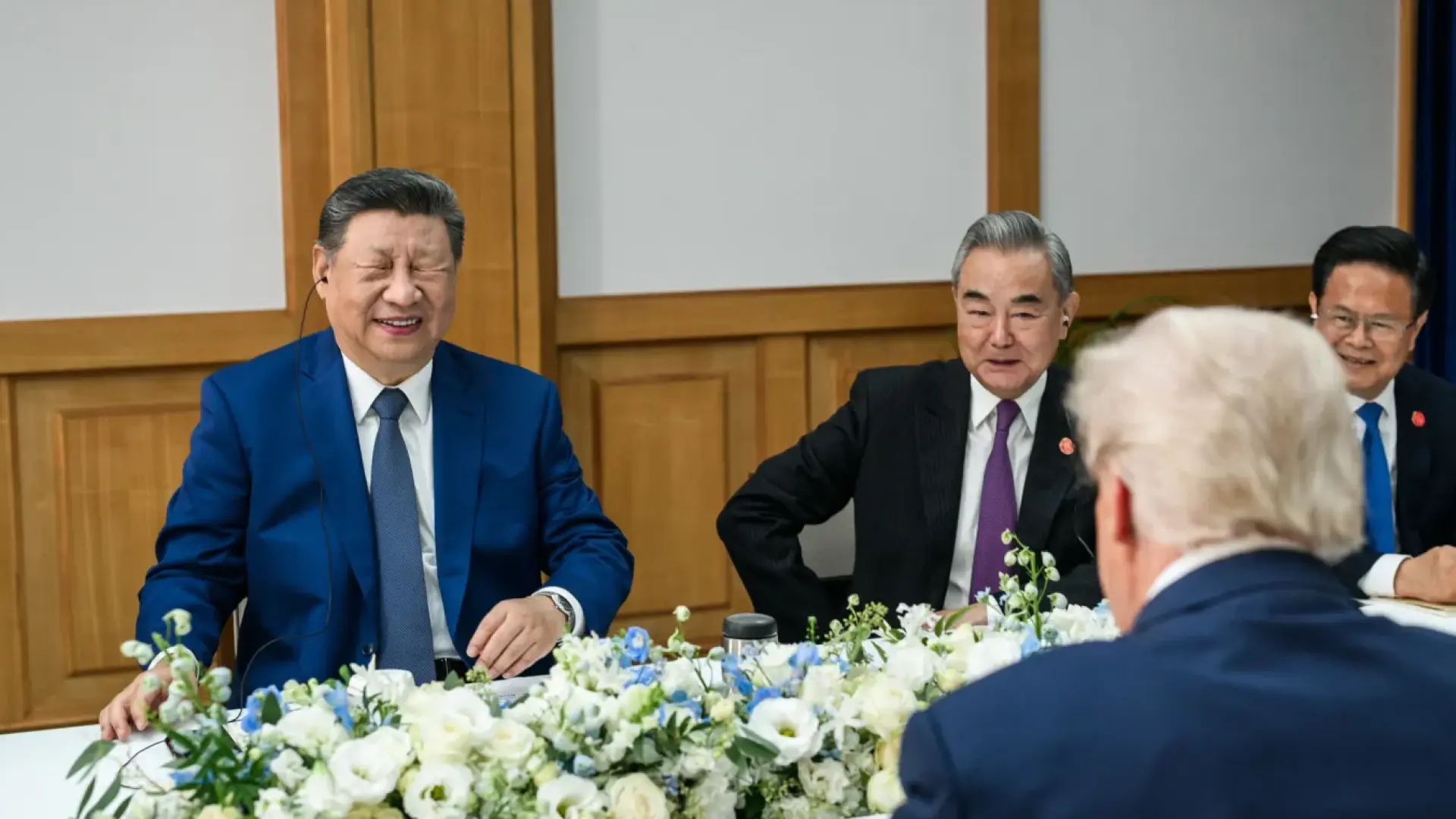 La imagen nunca vista del presidente chino: la Casa Blanca muestra a Xi riéndose con Trump durante su encuentro