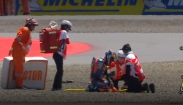 Valentín Perrone sufrió un estremecedor accidente en el Moto3 de Indonesia: lo chocaron por detrás y voló por el aire en plena curva