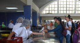 “Ni frutas ni jugos», dirigente estudiantil de la UCV muestra lo que les dan de almuerzo (VIDEO)