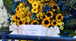El gesto de River en el velorio de Miguel Ángel Russo: comitiva dirigencial con Brito a la cabeza y una corona con flores azules y amarillas