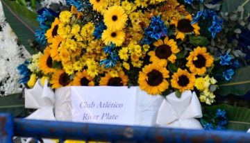 El gesto de River en el velorio de Miguel Ángel Russo: comitiva dirigencial con Brito a la cabeza y una corona con flores azules y amarillas