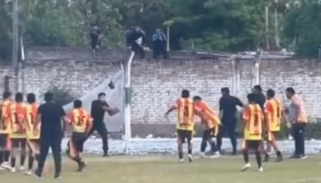 Escándalo en Salta: un policía sacó su arma y se enfrentó a los jugadores al final de un partido de fútbol