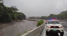 Lluvias desbordan río Guaire entre Petare y Guarenas este #15Oct (VIDEOS)