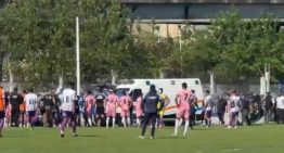 Susto en la Primera B: un futbolista de Sacachispas se golpeó la cabeza contra un paredón de la tribuna