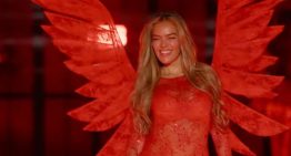Karol G se convierte en ángel latina en el desfile de Victoria’s Secret 2025
