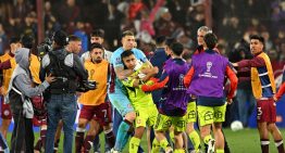 Final caliente en La Fortaleza: empujones, golpes y amenazas entre los jugadores de Lanús y U de Chile tras un cierre con arbitraje polémico Final caliente en La Fortaleza: empujones, golpes y amenazas entre los jugadores de Lanús y U de Chile tras un cierre con arbitraje polémico