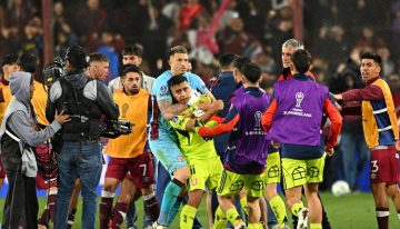 Final caliente en La Fortaleza: empujones, golpes y amenazas entre los jugadores de Lanús y U de Chile tras un cierre con arbitraje polémico