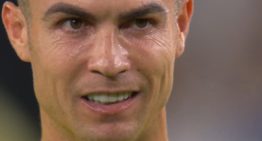 La imagen viral de Cristiano Ronaldo motivándose a sí mismo antes de patear un tiro libre con el Al Nassr: «Vas a marcar, vas a marcar…»