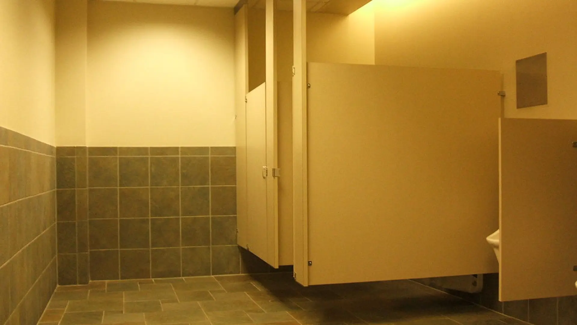 Si ves esto en un baño público, desconfía: así actúan los delincuentes para grabarte con cámara oculta Si ves esto en un baño público, desconfía: así actúan los delincuentes para grabarte con cámara oculta
