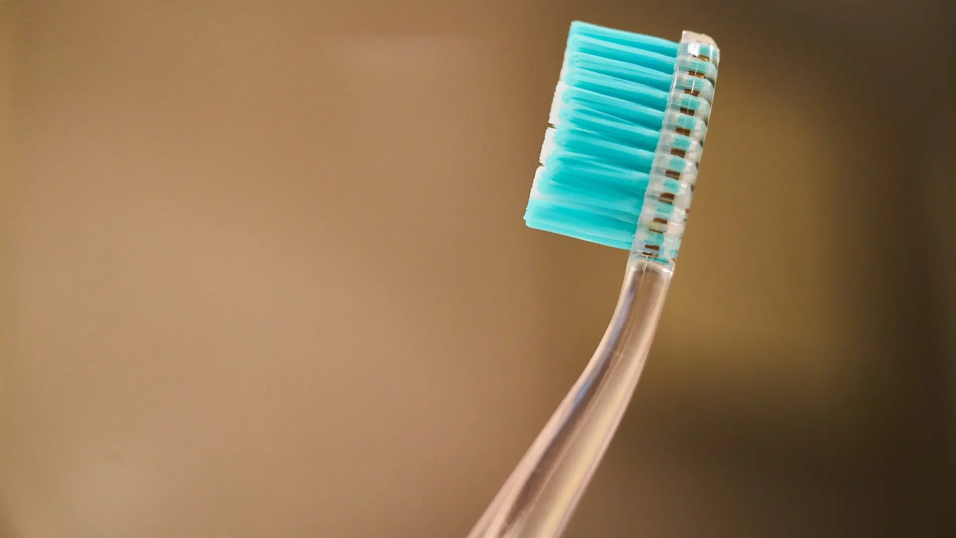 El motivo por el que no debes dejar tu cepillo de dientes en un vaso en el lavabo, según un dentista: «Es un error común»