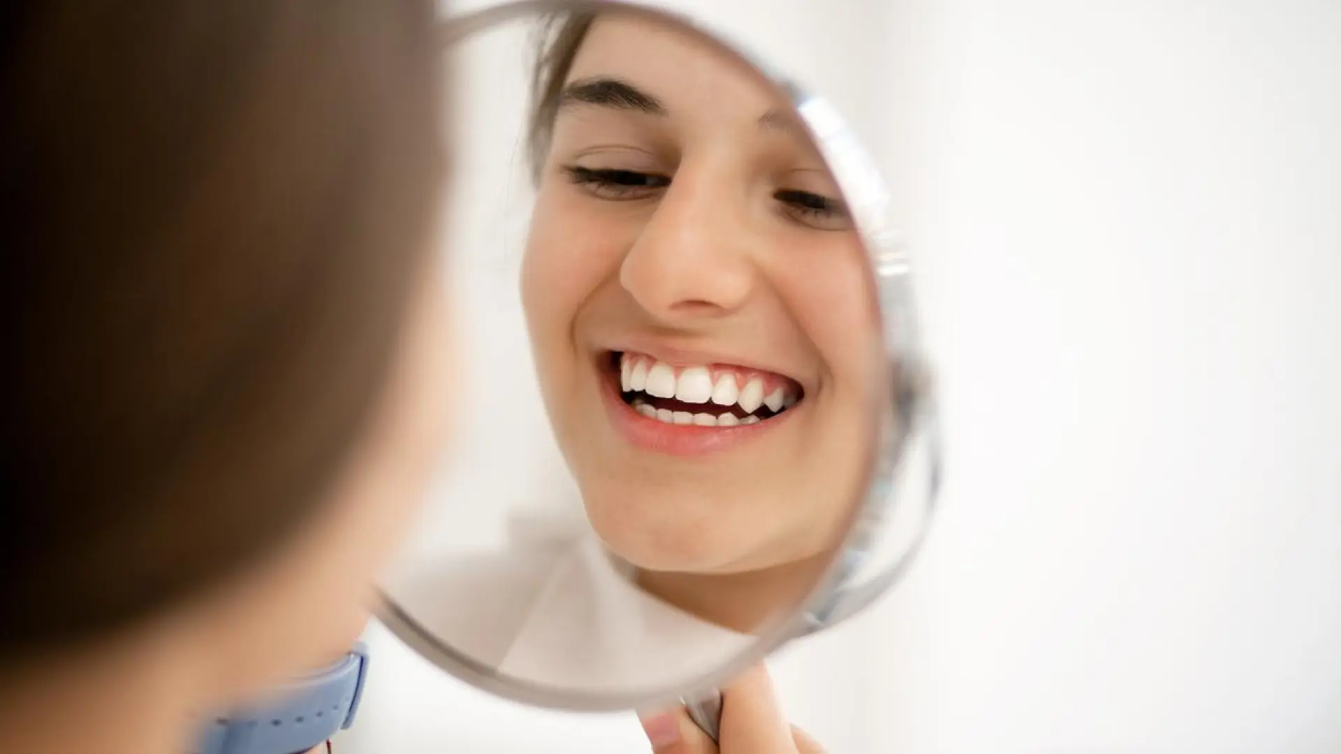 Los tres alimentos que ayudan a limpiar tus dientes con solo morderlos
