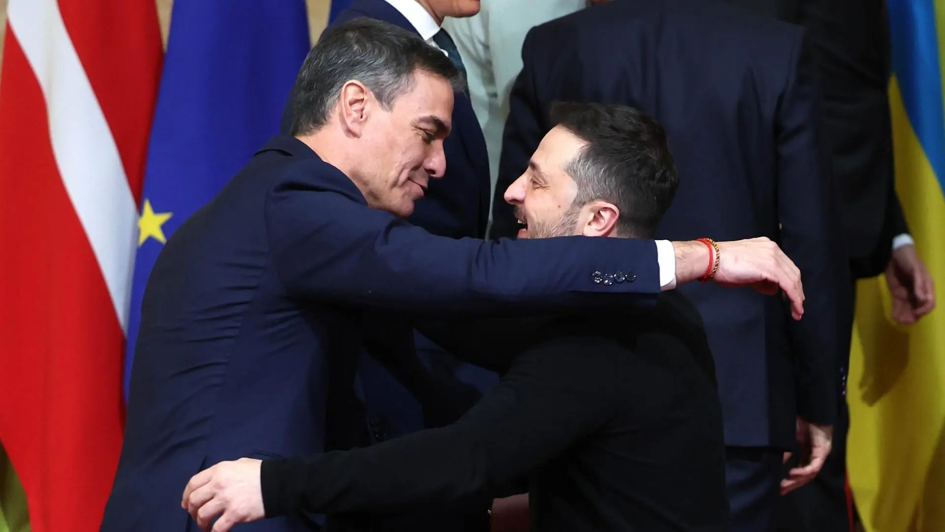 Zelenski acuerda con Sánchez una nueva reunión y le agradece la ayuda energética de España ante los bombardeos rusos