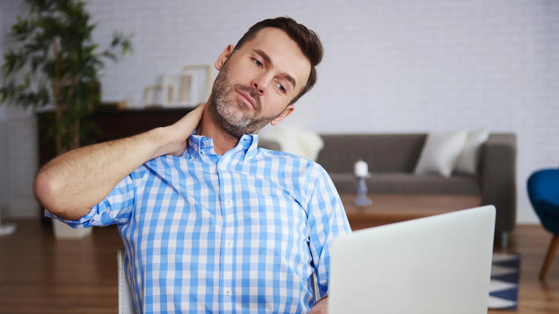 Ejercicios recomendados por fisioterapeutas para aliviar el dolor cervical en la oficina