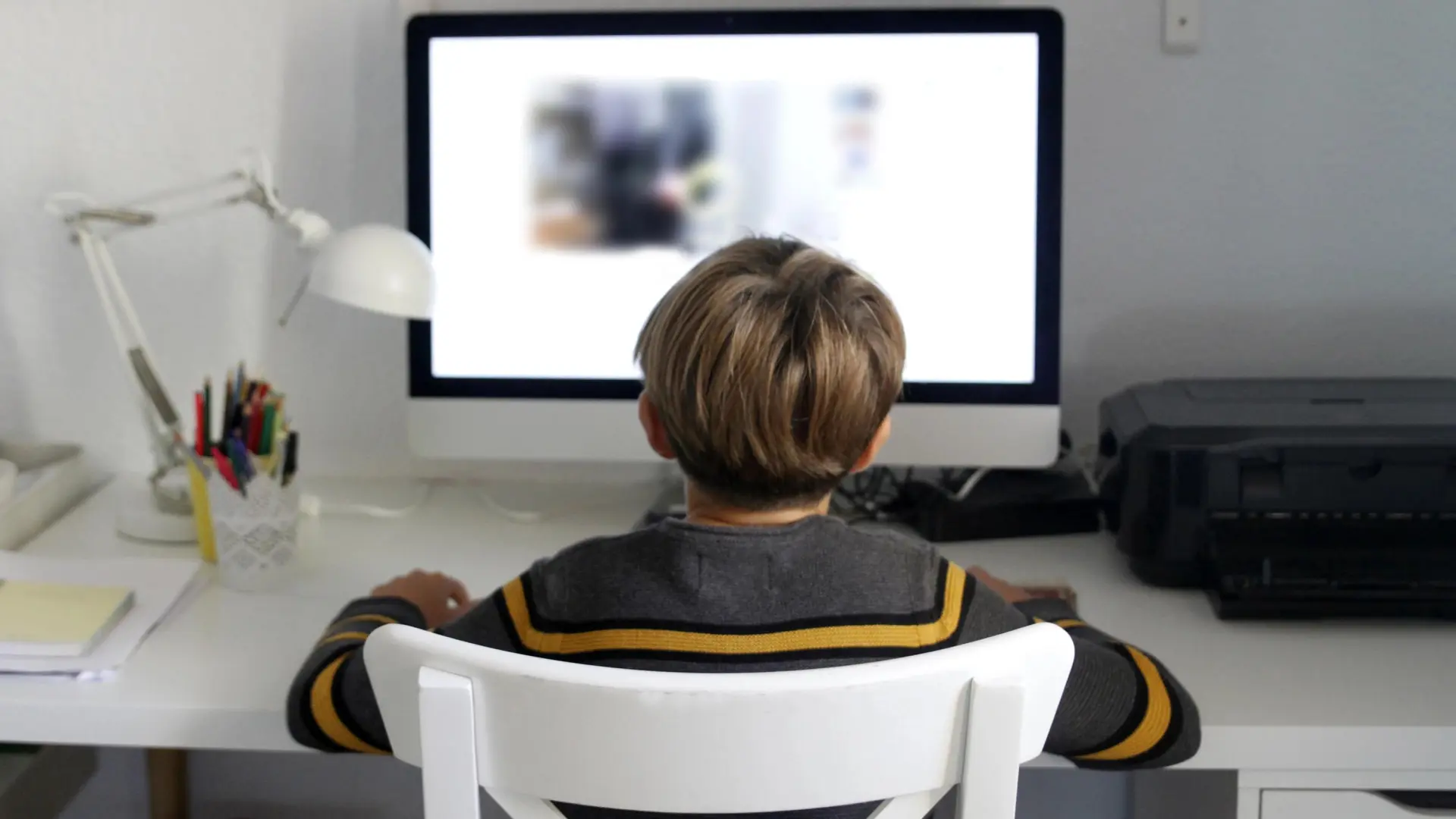 El Parlamento Europeo pide prohibir el acceso a redes sociales de los menores de 13 años