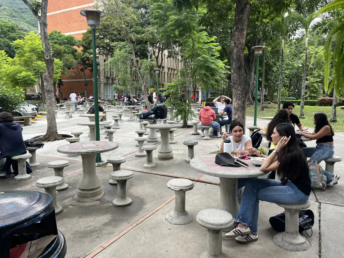 Rabia y miedo en Venezuela: generación Z sueña más con un futuro en otro país que resistir a Maduro