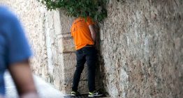 Atento: La fuerte multa que están aplicando en Caracas por orinar en la calle