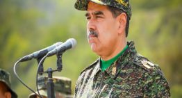 Maduro busca calmar a sus bases exaltando despliegue militar