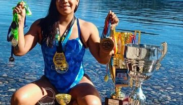 Nadar para poder caminar: la historia de Mayte Puca, de estar postrada y vivir una infancia de dolor a no parar de ganar maratones acuáticas