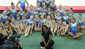 Mágica e inolvidable, Simone Biles le regaló su talento a jóvenes gimnastas en Buenos Aires y se llevó una dosis de argentinidad cuando le pidieron «unos Juegos Olímpicos más»