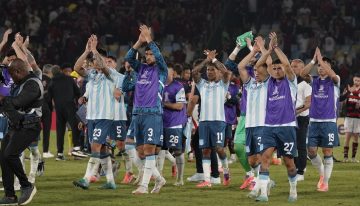 Racing resistió por Cambeses pero una carambola le dio la ventaja mínima a Flamengo en la semifinal de la Copa Libertadores, que se define en Avellaneda