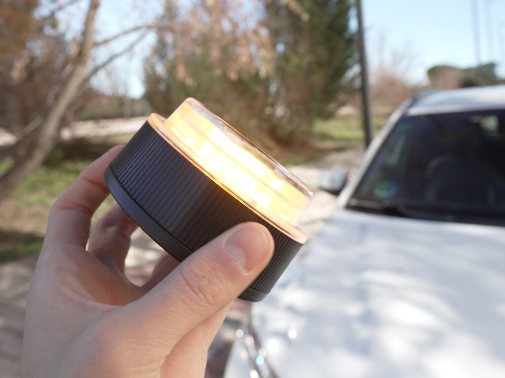 Esto no es "Buscar mi iPhone": la baliza V16 no te espía. Su geolocalización es un simple aviso de obstáculo, no un historial de tus movimientos 