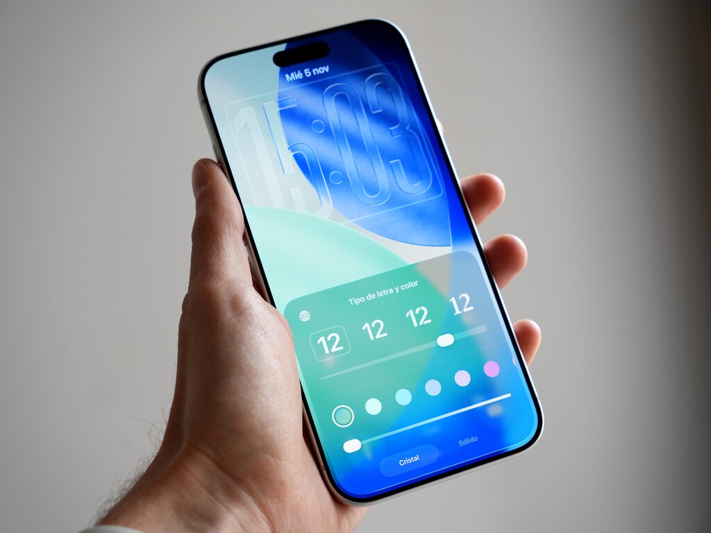Apple va más allá del translúcido o tintado: el control de Liquid Glass llega a iOS 26.2, aunque de momento solo a un único lugar 