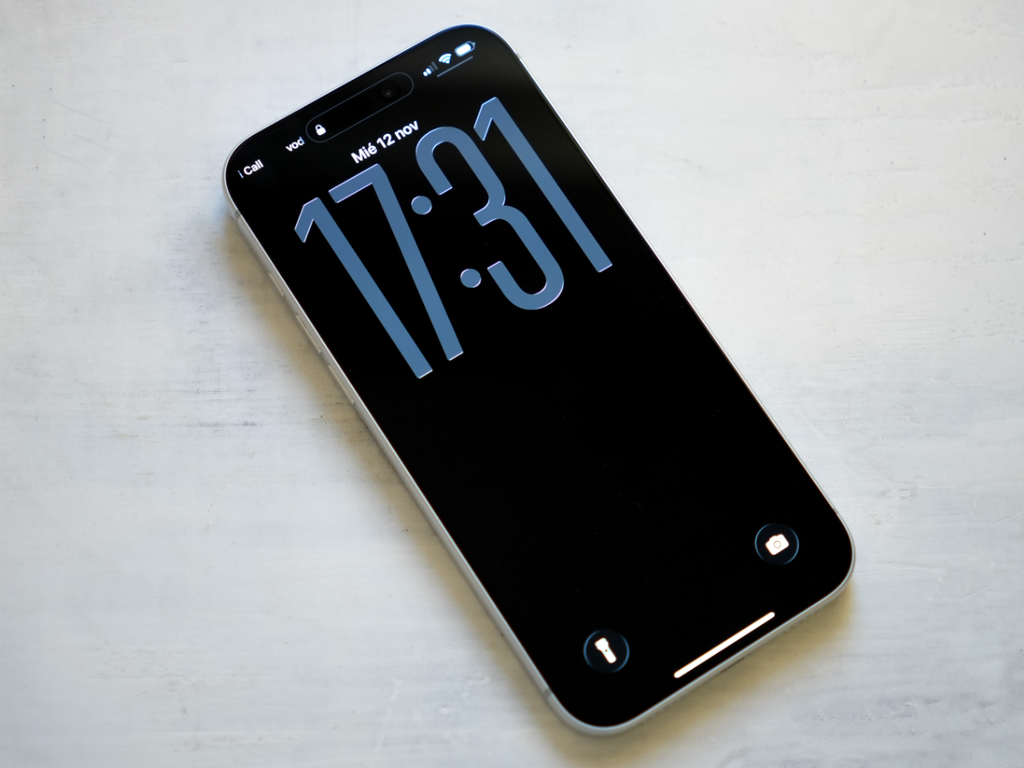 El gesto más sencillo para ahorrar batería en tu iPhone es cambiar el fondo de pantalla, aunque no vale uno cualquiera 