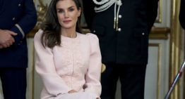 La reina Letizia, más elegante que nunca con el color que pone buena cara y la chaqueta que ya nos fascinó en la pasarela