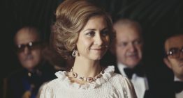 El día que la reina Sofía fue la invitada que causó sensación: era 1976 y llevaba el vestido con capa que este año es tendencia en las bodas