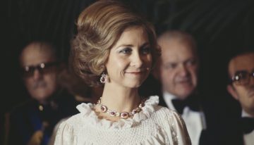 El día que la reina Sofía fue la invitada que causó sensación: era 1976 y llevaba el vestido con capa que este año es tendencia en las bodas