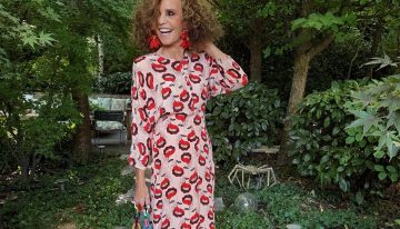 La invitada más elegante del fin de semana tiene más de 60 y un vestido estampado y estilosísimo de Mirto